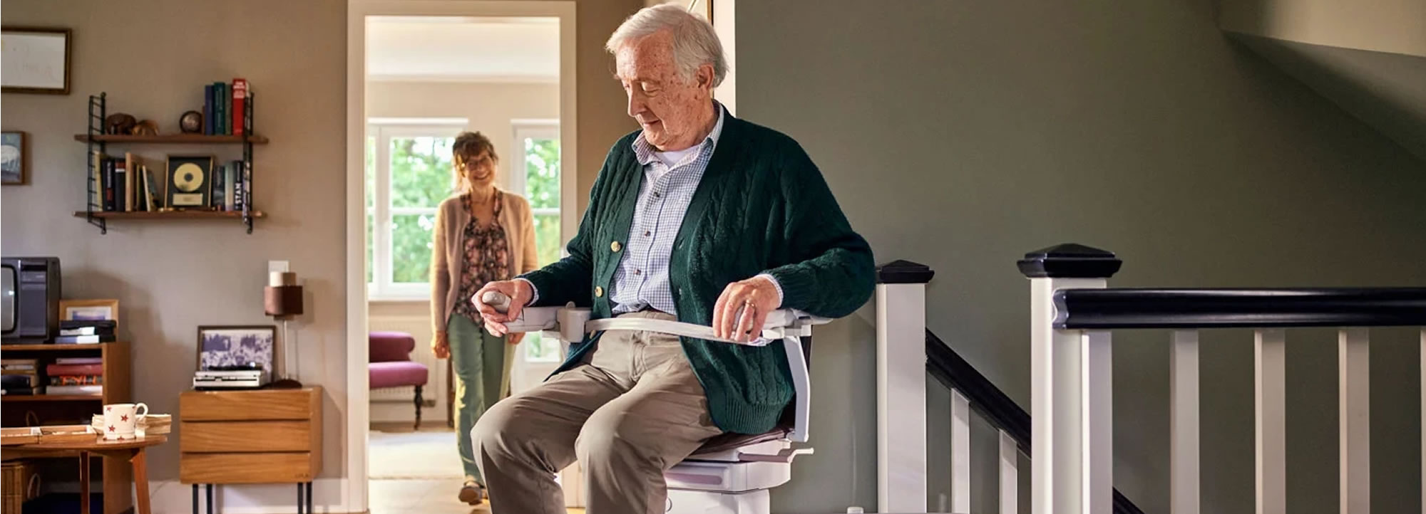 Treppenlifte! Bei Lifta glauben wir daran, dass jeder Mensch, auch im höheren Alter, ein Leben in Freiheit und Selbstbestimmung führen sollte.